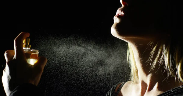 Visão Parcial Mulher Anônima Pulverização Perfume Aromático — Fotografia de Stock