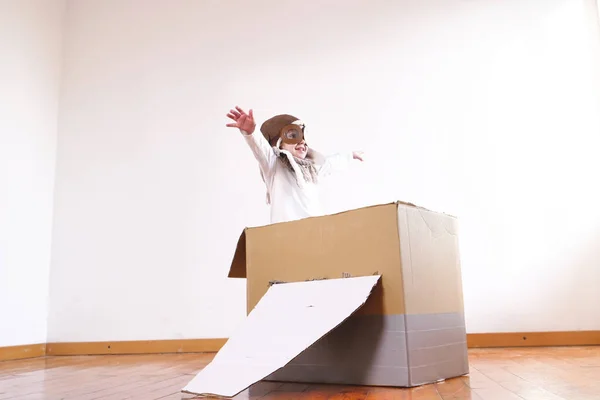 Gadis Kecil Yang Bahagia Manis Berpakaian Seperti Pilot Bermain Kotak — Stok Foto