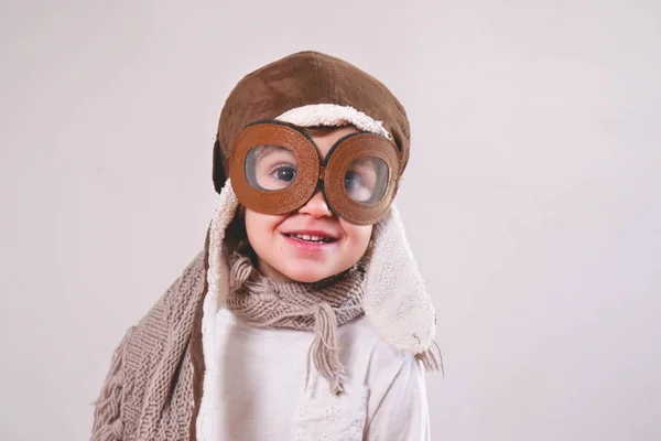 Potret Gadis Kecil Yang Manis Tersenyum Berpakaian Sebagai Pilot — Stok Foto