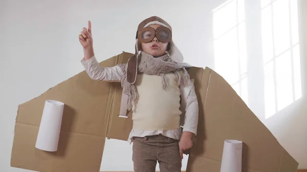 Anak Kecil Bermain Main Berpakaian Sebagai Pilot Penerbang Kotak Kardus — Stok Foto
