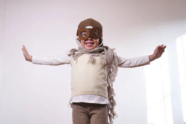 Bahagia Tersenyum Gadis Kecil Yang Menggemaskan Berpakaian Sebagai Pilot Dan — Stok Foto