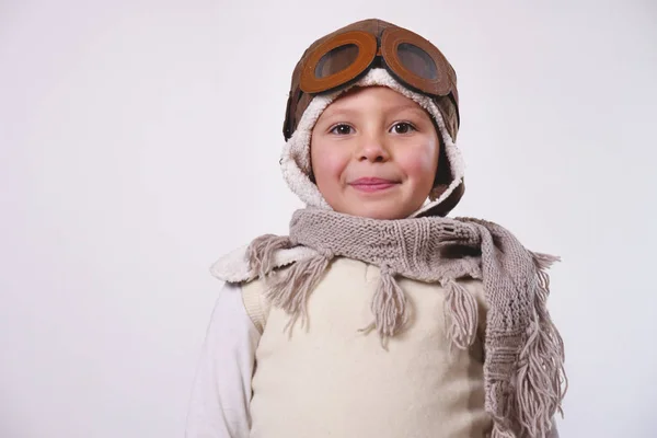 Tersenyum Gadis Kecil Yang Menggemaskan Berpakaian Seperti Pilot Tersenyum Kamera — Stok Foto