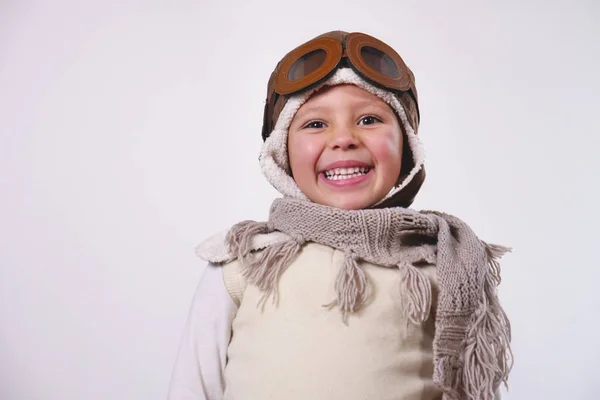 Tersenyum Gadis Kecil Yang Menggemaskan Berpakaian Seperti Pilot Tersenyum Kamera — Stok Foto