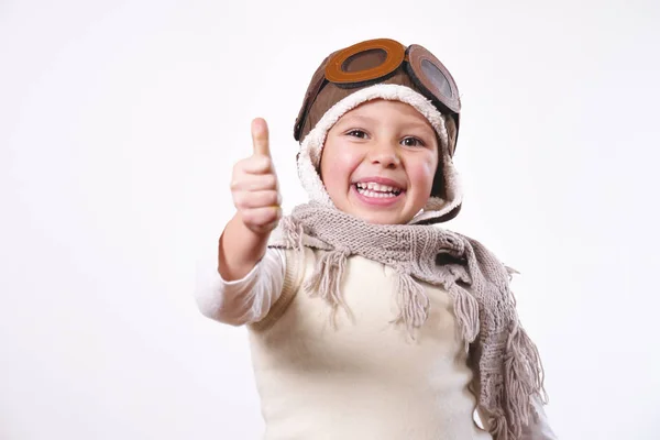 Tersenyum Gadis Kecil Yang Menggemaskan Berpakaian Sebagai Pilot Dan Gerakan — Stok Foto