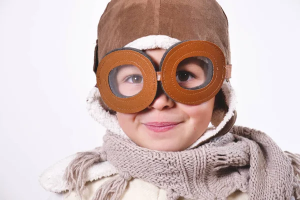 Potret Gadis Kecil Yang Manis Tersenyum Berpakaian Sebagai Pilot — Stok Foto