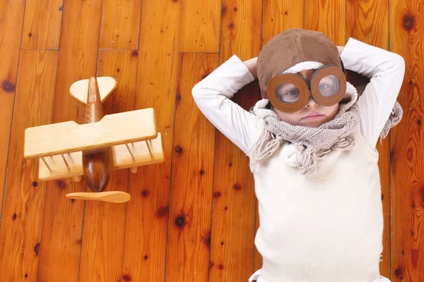 Gadis Kecil Yang Lucu Lucu Berpakaian Sebagai Pilot Berbaring Lantai — Stok Foto