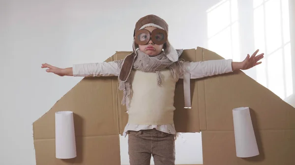 Anak Kecil Berpakaian Seperti Pilot Bermain Dengan Kardus Buatan Tangan — Stok Foto