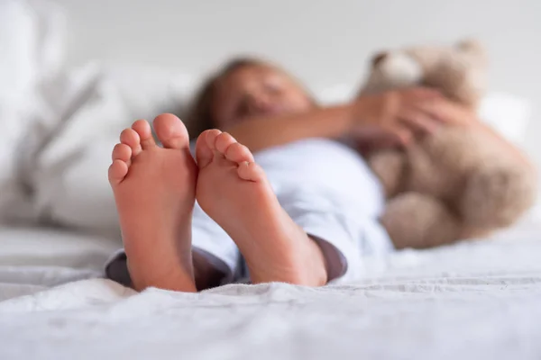 Una Hermosa Chica Duerme Tiene Sueños Tranquilos Cama Blanca Cubierta —  Fotos de Stock