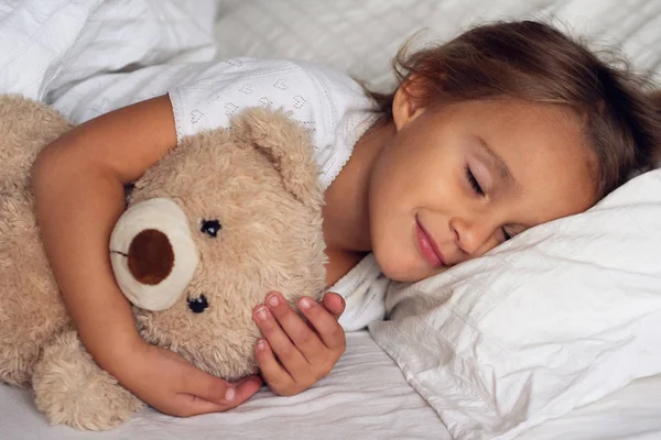 Portrait Une Petite Fille Sous Les Couvertures Blanches Souriant Regardant — Photo