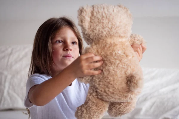 Ένα Κοριτσάκι Μόλις Ξυπνάει Πρωί Χαμόγελα Αγκαλιές Της Αρκουδάκι Και — Φωτογραφία Αρχείου
