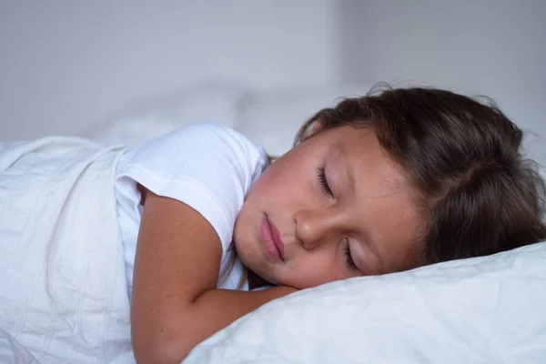 Красива Дівчина Спить Спокійно Мріє Своєму Білому Ліжку Покритому Ковдрами — стокове фото