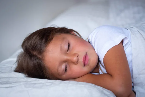 Uma Menina Bonita Dorme Tem Sonhos Tranquilos Sua Cama Branca — Fotografia de Stock