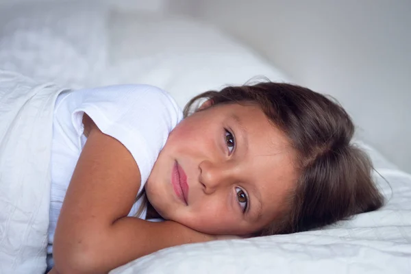 Uma Menina Bonita Dorme Tem Sonhos Tranquilos Sua Cama Branca — Fotografia de Stock