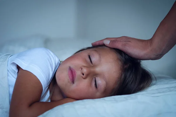 Маленька Дівчинка Ліжку Під Білими Ковдрами Спить Поки Мати Погладжує — стокове фото