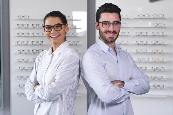 Dua Dokter Mata Wanita Dan Pria Toko Optik Dengan Lengan Stok Foto Bebas Royalti