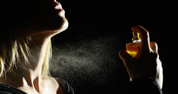 Eine Anonyme Frau Versprüht Aromatisches Parfüm Stockbild