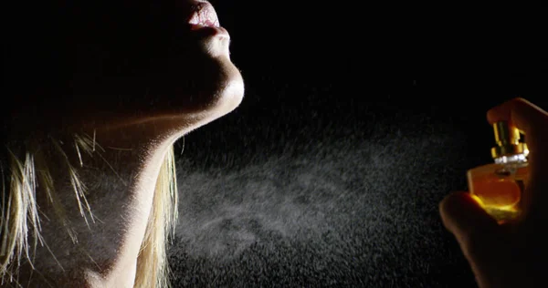 Pandangan Parsial Wanita Anonim Penyemprotan Parfum Aromatik Stok Foto Bebas Royalti