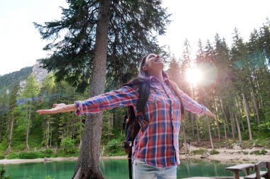 Güzel bir kadın trekking yapar ve onun etrafında doğa araştırıyor. Kadın mutlu ve onu etrafında peyzaj konusunda hevesli ve ona hayran. Kavramı: özgürlük, keşif, nefes