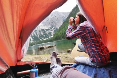 POV bir adam karısına bir çadır kamp tatil sırasında doğa veya bir hayvanın resmini çekerken görünüyor. Kavramı: vahşi, macera, aşk ve Aile.