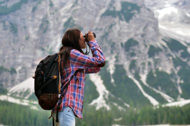 Kamp, güzel bir kadın onun etrafında doğa hayvan veya gitmek için yollar aramak için dürbün ile keşfedin. Kavramı: merak, araştırma, keşif, trekking