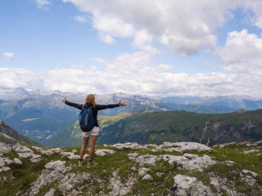 Süre o dağın temiz hava solumak ve güzel manzaraya bakarak bir kadın portresi. Konsept: özgürlük, mutluluk, seyahat
