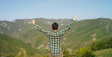 Mutlu genç adam, cry yürekten, özgür ve bağımsız, güzel yüksek dağlar ve gökyüzü, kavram arka plan üzerinde hissediyor: doğa, geleneksel, biyoloji, ekoloji.