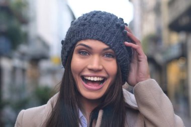 Yakın çekim şehrin ortasında gülümseyen kız portresi. Mutluluk, Güzellik, gülümsüyor ve portre kavramı.