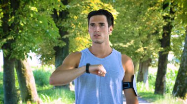 yakışıklı jogger sporcu ısınma egzersizleri yapıyor 