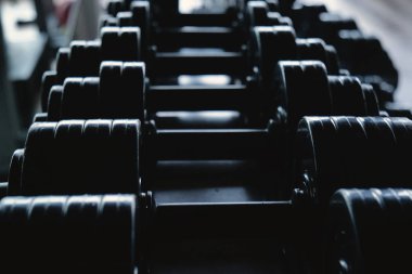 Makro logolar olmadan bir spor salonunda ağırlık backlighting karşı vurdu. Kavramı: spor salonu, fitness, güç ve egzersiz.