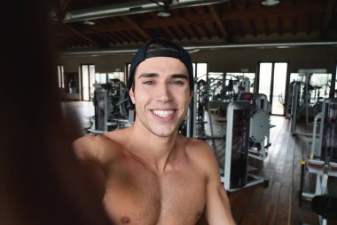 Beyaz kas adam gülümseyen selfie resim spor salonunda alır 