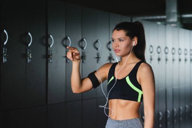 Grafik uygulama için - onun futuristik grafik fitness hakkında getirmek için önünde güzel bir kadın eliyle dövüyor. Gelecekte, artar gerçeklik, fitness ve spor kavramı