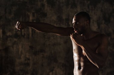 boks, gömleksiz kas Afrika adam gölge ile savaş