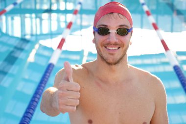 Konsantreleri, gülmeyen bir profesyonel yüzücü portresi bir havuzda yüzerek yarış kazanmak için eğitim önce nefes alır. Kavramı: spor, yüzme havuzu, rekabet, fitness.