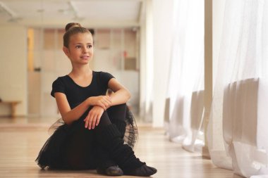 Portre siyah tutu giyen bir dans okulunda güzel bir kızın yalnız yeni dans adımları öğrenmek eğitiyor. Kavramı: hırs, eğitim, zerafet ve dans için aşk.