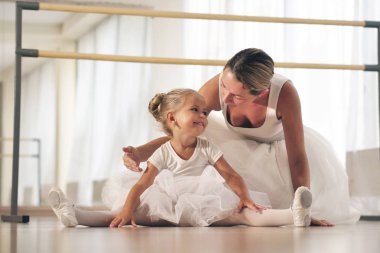 Bir öğretmen klasik dans dans etmeyi öğrenmek isteyen genç öğrencisi için bazı adımları öğretir. Kavramı: hırs, eğitim, öğretim ve dans için aşk
