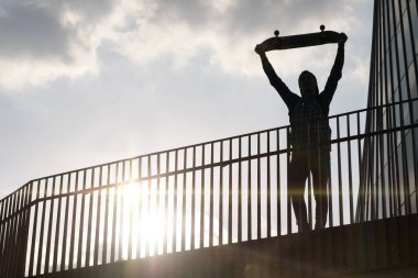Portre bir çocuk binalar ve gökdelenler arasında şehrin ortasında kaykay uygulamaları. Kavramı: skater, güç, özgürlük, kentsel ve hayal.