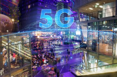 İnternet sayesinde dünyanın bütün insanları bağlamak grafik görebileceğiniz bir büyük metropol hava atış. Kavramı: hızlı, gelecek, bağlantı.