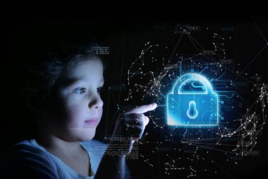 Parmağını onun önünde küçük bir kız presler ve Internet security parlak futuristik grafik görünür. Kavramı: gelecek, ağ, teknoloji, güvenlik çocuklar için.