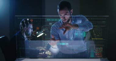 Bir doktor veya bilim adamı portresi bir futuristik holografi ile bir cam monitörde kontrol ederek hastanın tıbbi durum analiz. Kavramı: tıp, doktorlar, gelecek, holografi.