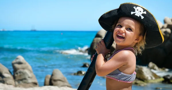 Menina Feliz Chapéu Pirata Está Jogando Mar Olhando Telescópio Fundo — Fotografia de Stock