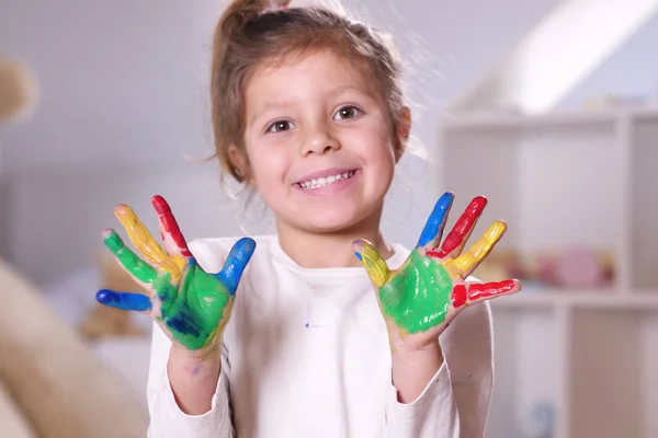 Retrato Uma Menina Seu Quarto Mostrando Suas Mãos Todas Coloridas — Fotografia de Stock