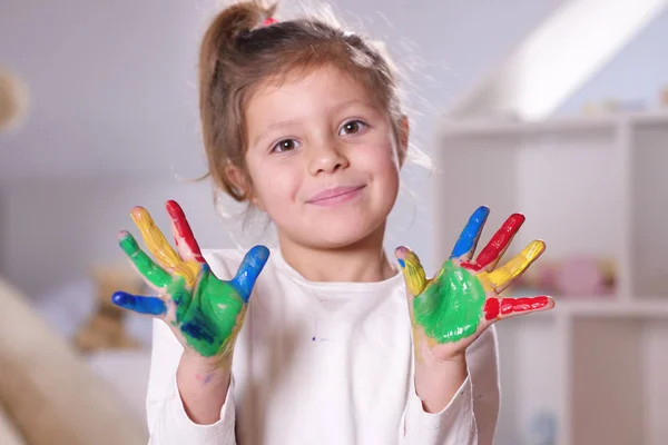 Портрет Маленькой Девочки Спальне Показывающей Руки Окрашенные Краской Понятие Цвет — стоковое фото