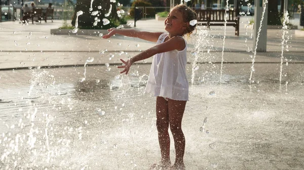 Belle Petite Fille Amusant Jouant Dans Fontaine Souriant Robe Blanche — Photo