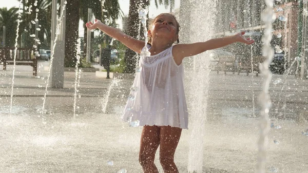 Belle Petite Fille Amusant Jouant Dans Fontaine Souriant Robe Blanche — Photo