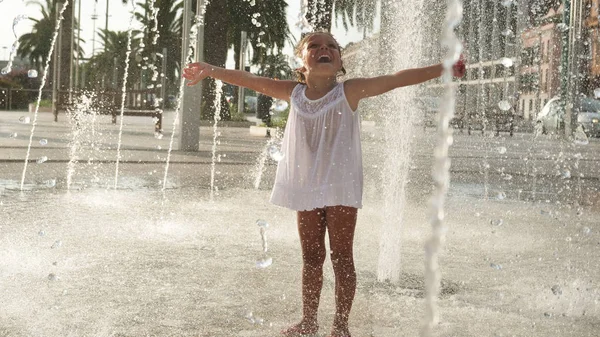 Gadis Kecil Yang Cantik Bersenang Senang Dan Bermain Air Mancur — Stok Foto