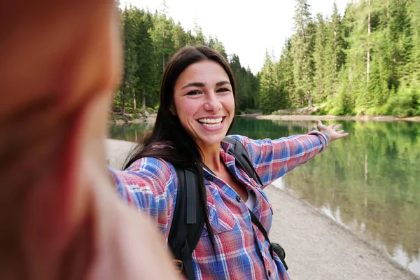 Semester Använder Flicka Berg Telefon För Bilder Selfies Och Video — Stockfoto
