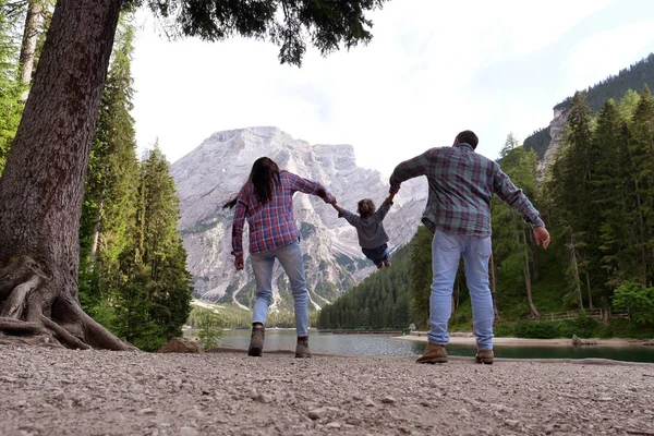 Sebuah Keluarga Berlibur Pegunungan Bersenang Senang Dan Bermain Bersama Ibu — Stok Foto