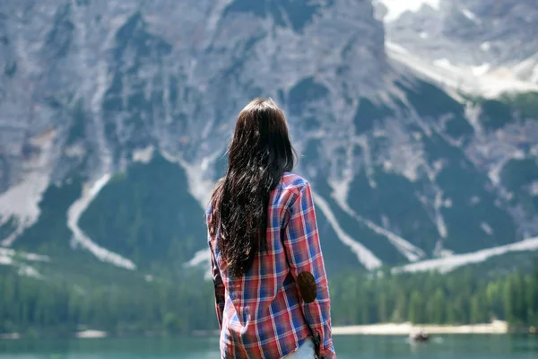 Seorang Wanita Cantik Membuat Trekking Dan Menjelajahi Alam Sekelilingnya Wanita — Stok Foto