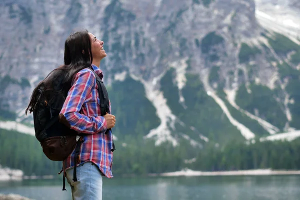 Vacker Kvinna Gör Trekking Och Utforskar Naturen Runt Henne Kvinnan — Stockfoto