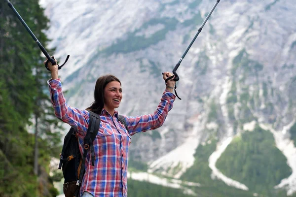 Seorang Wanita Cantik Membuat Trekking Dan Menjelajahi Alam Sekelilingnya Wanita — Stok Foto